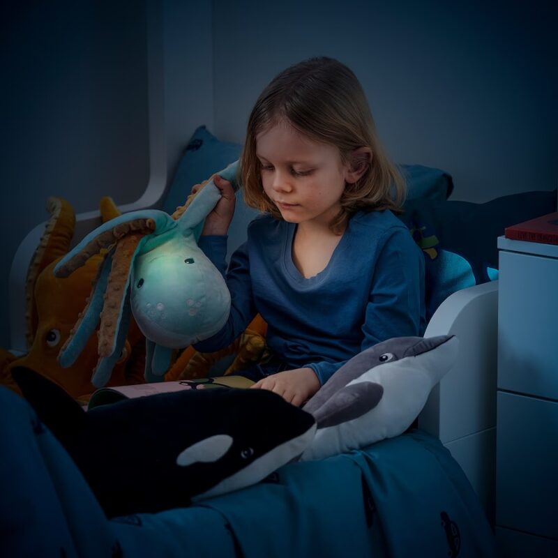 IKEA BLAVINGAD OŚMIORNICA PLUSZAK + LAMPKA LED 2W1 - obrazek 2