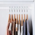 WIESZAK NA UBRANIA DREWNIANY IKEA BUMERANG 8 SZT. - obrazek 2