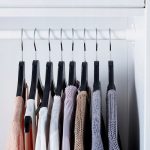 WIESZAK NA UBRANIA DREWNIANY IKEA BUMERANG 8 SZT. - obrazek 2