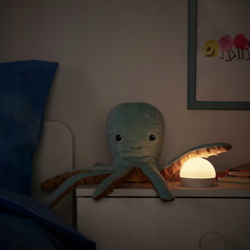 IKEA BLAVINGAD OŚMIORNICA PLUSZAK + LAMPKA LED 2W1 - obrazek 4
